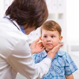 Otekle bezgavke na vratu pri otrocih: zakaj se to zgodi in kako ravnati